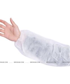 دستی از زیر بغل تا انگشتان دست که بطور کامل باز است تا آستین یکبار مصرف سفید را نشان دهد