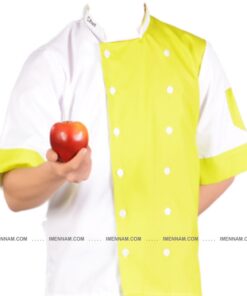 لباس آشپزی شف سفید زرد پوشیده و سیب تعارف میکند