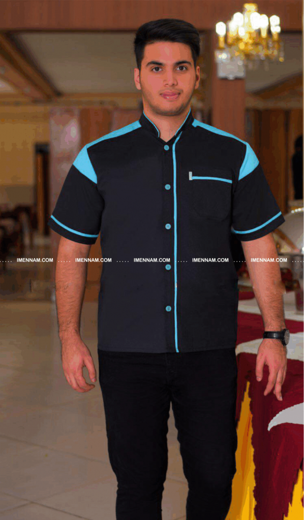 مردی با لباس آشپزی سجاد در تالار عروسی ایستاده