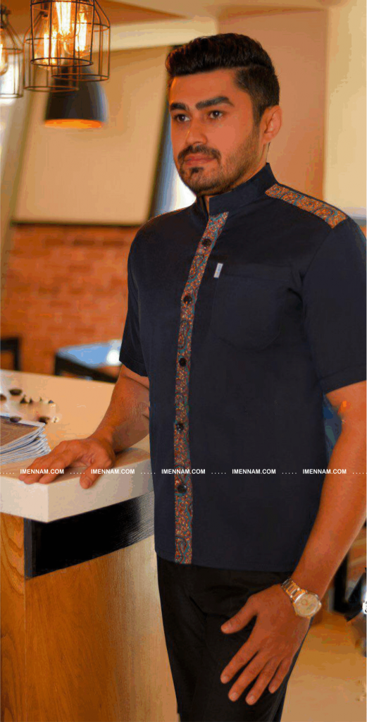 گارسون با لباس آشپزی فرزاد درکنار کانتر و دست بر روی کانتر