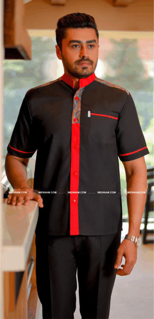 لباس آشپزی فرزین 8 مردی با لباس آشپزی فرزین در کنار پیشخوان رستوران