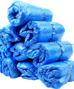 بسته های کاور کفش چیده شده روی هم