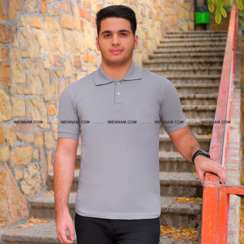 تیشرت جودون یقه دار 22 مردی با تیشرت جودون یقه دار طوسی در حال پایین آمدن از پله