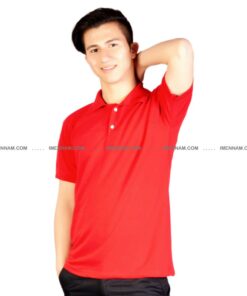 جوانی که تیشرت جودون یقه دار قرمز پوشیده