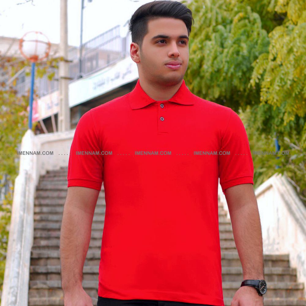 تیشرت جودون یقه دار 21 مردی با تیشرت جودون یقه دار قرمز خیره به چپ