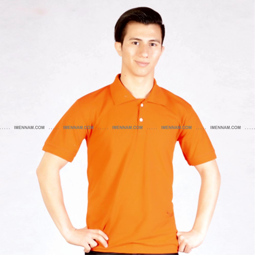 تیشرت جودون یقه دار 24 جوانی با تیشرت جودون یقه دار نارنجی دست در کمر