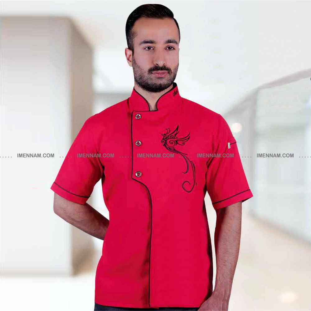 مردی با لباس سرآشپز عرشیا قرمز یک دست در پشت