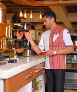 باریستا با لباس آشپزی بهتاش سفید