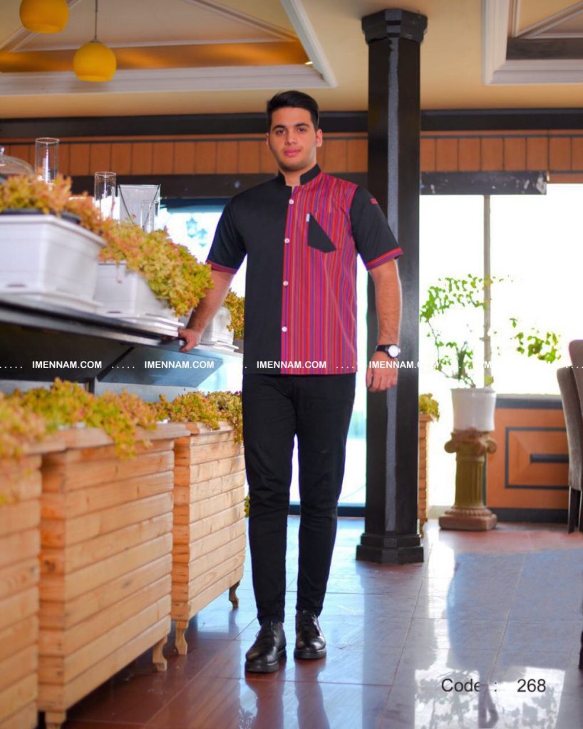 مردی با لباس آشپزی بهتاش مشکی ایستاده در کافه