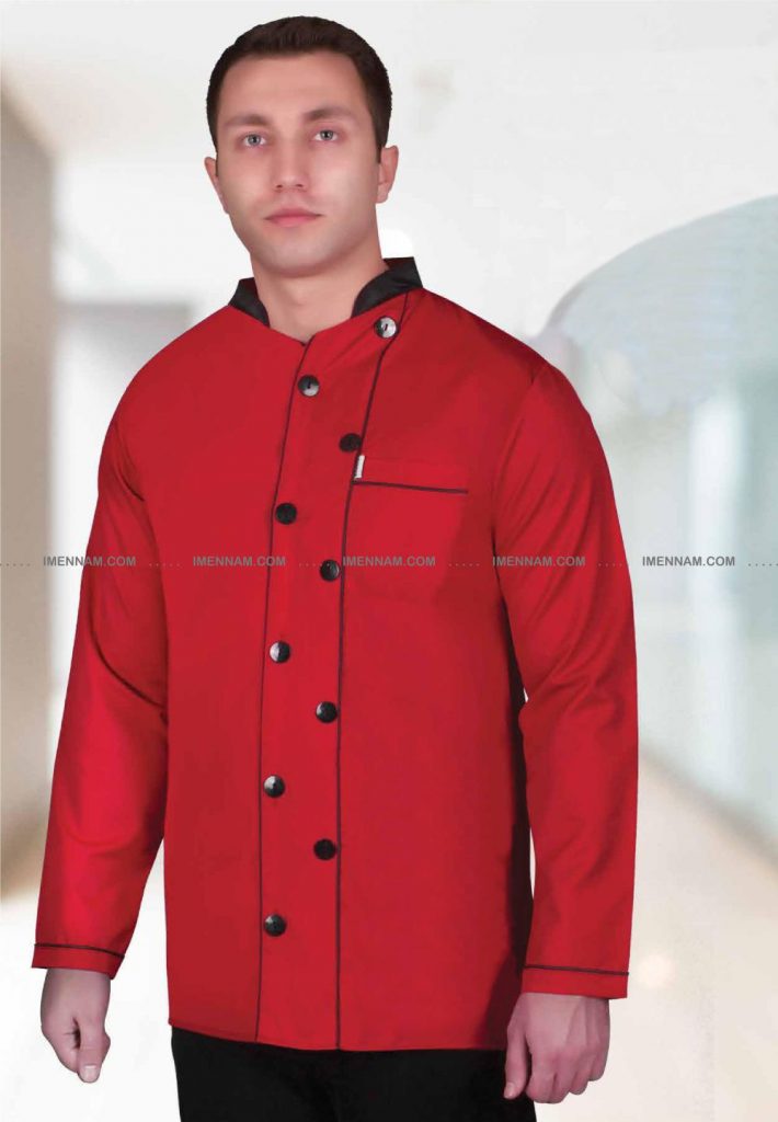 مردی ایستاده با لباس آشپزی دکمه ضربدری آستین بلند