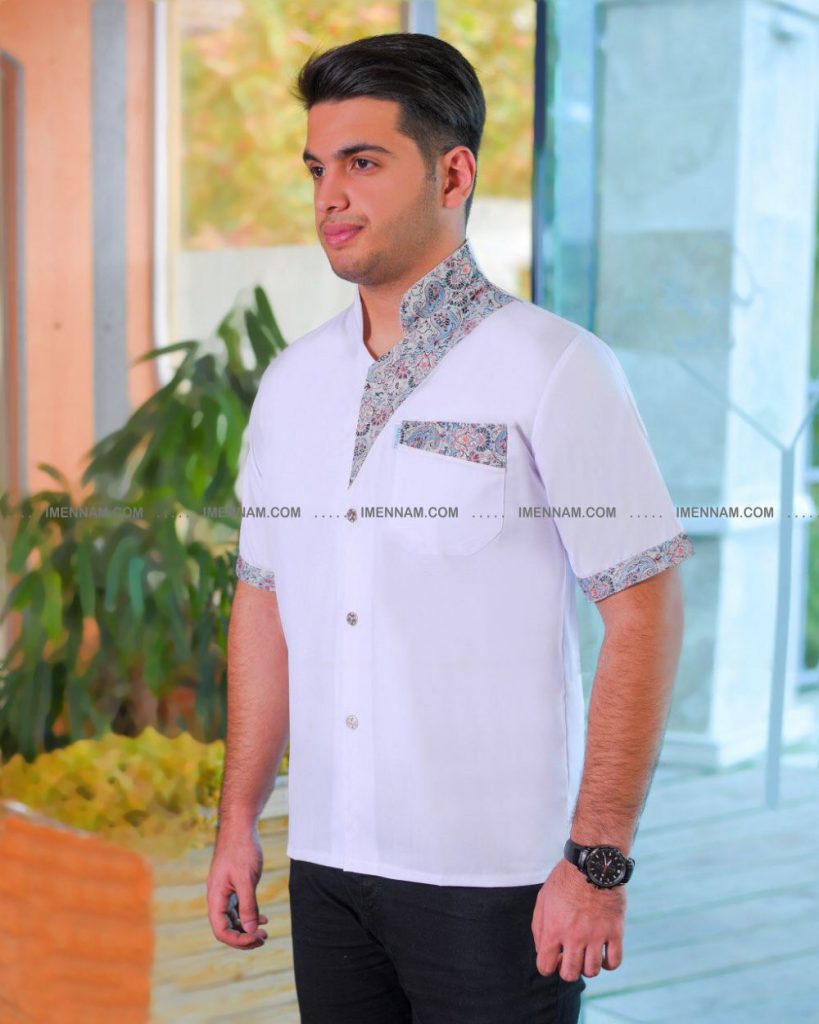 مردی با لباس آشپزی سروش سفید