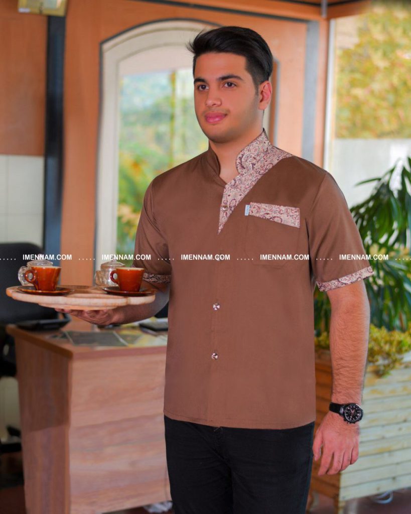 جوانی لباس آشپزی سروش قهوه ای با یک سینی چای