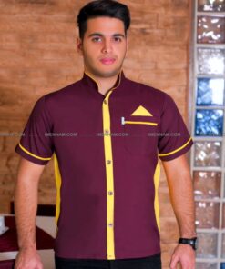 لباس آشپزی شاهین 10 جوانی با لباس آشپزی شاهین زرشکی زرد در کافه از جلو