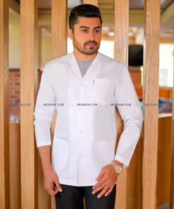 مردی با روپوش کوتاه مردانه یقه انگلیسی در شرکت