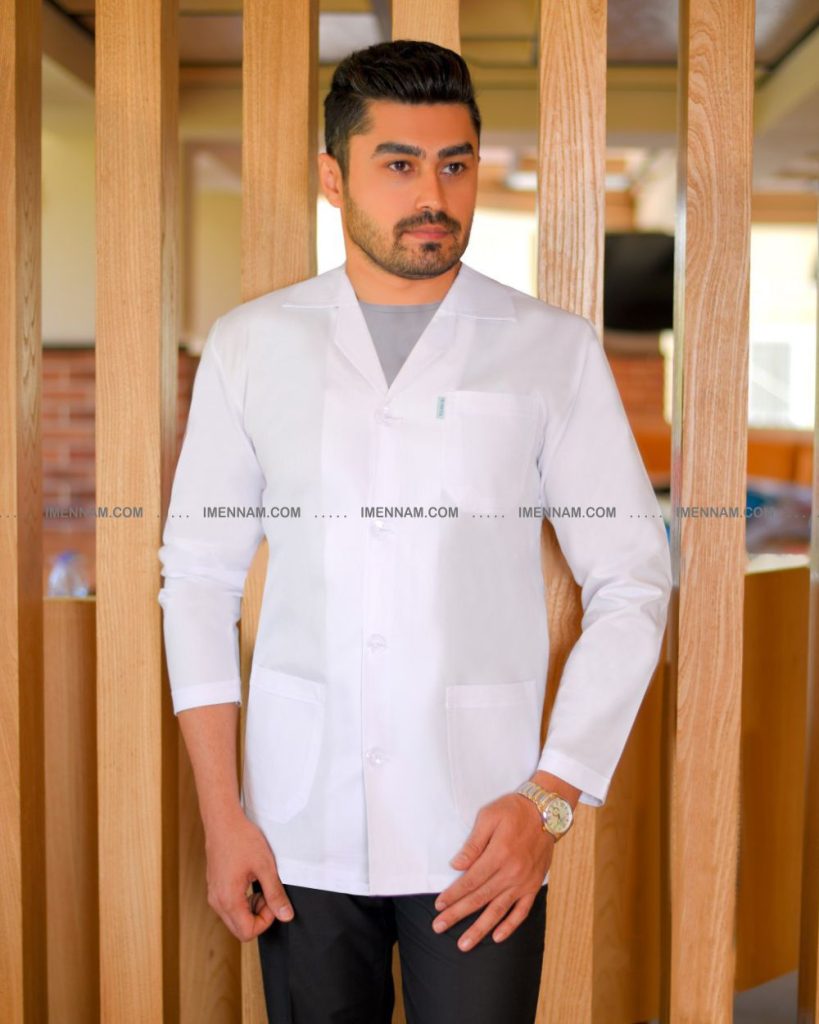 مردی با روپوش کوتاه مردانه یقه انگلیسی در شرکت