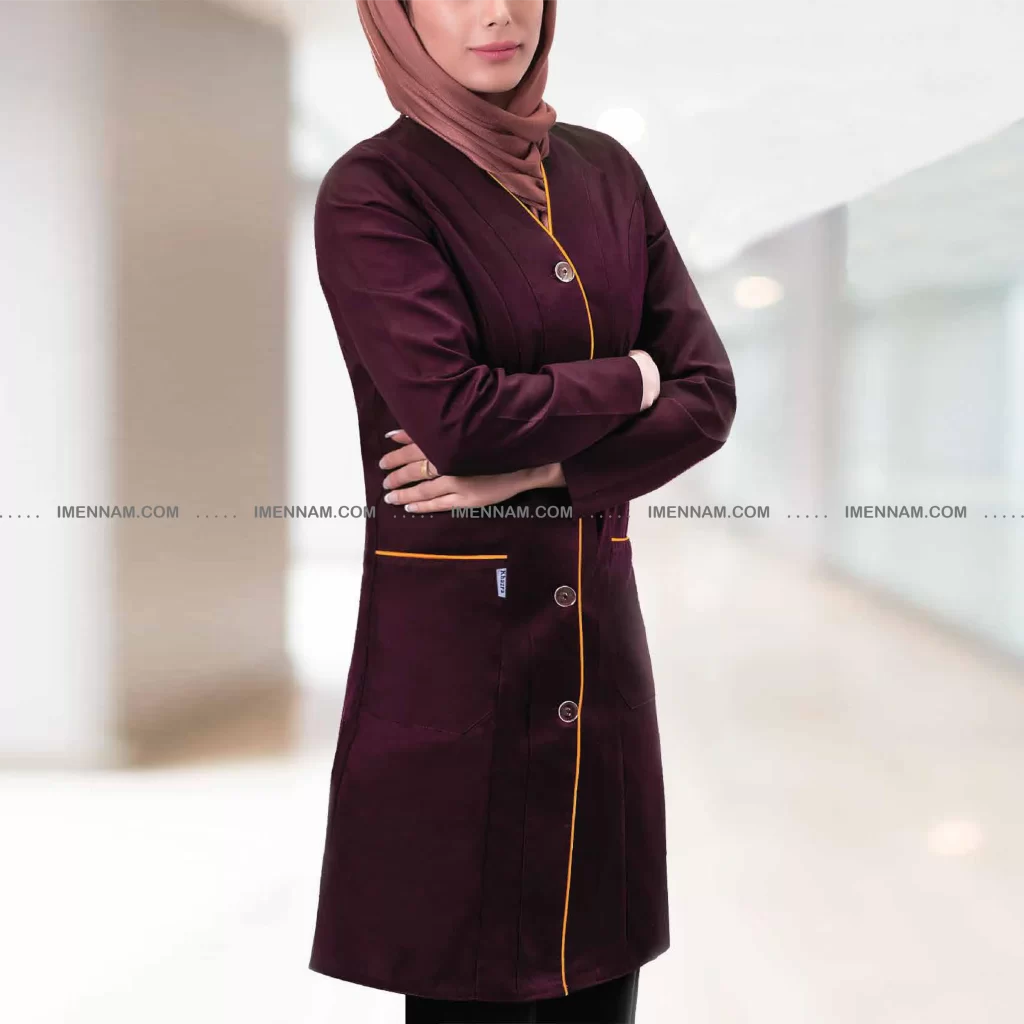 خانمی با لباس کار آشپزی زنانه هما زرشکی دست به سینه ایستاده