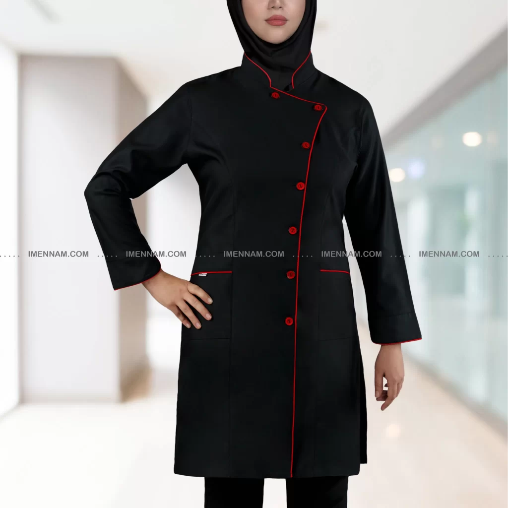 خانمی لباس کار آشپزی زنانه الهام را پوشیده با دست در کمر