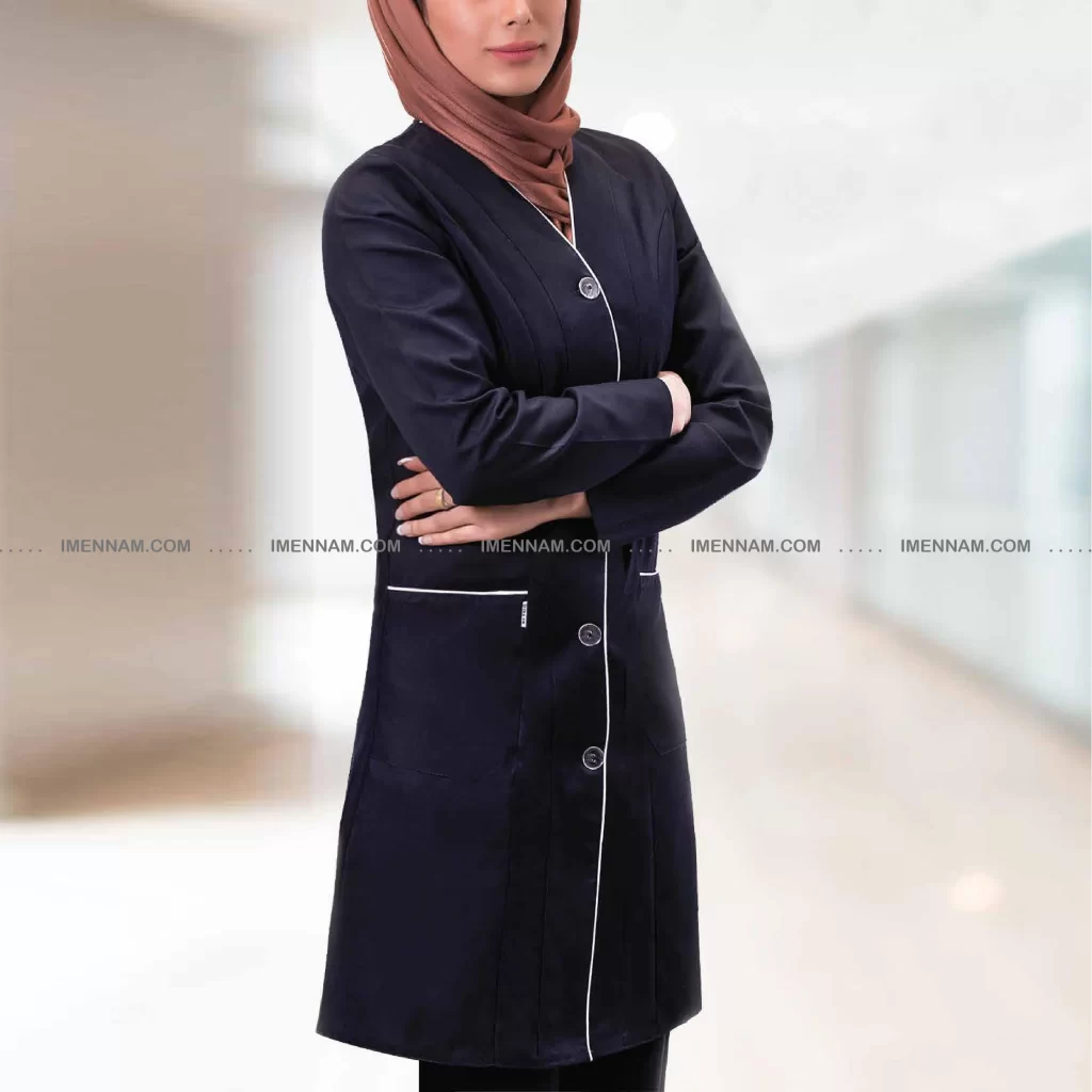 خانمی با لباس کار آشپزی زنانه هما سرمه‌ای دست به سینه ایستاده